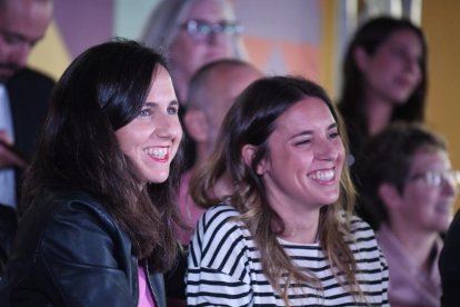 La ministra de Derechos Sociales y Agenda 2030 y secretaria general de Podemos, Ione Belarra (izquierda) y la ministra de Igualdad, Irene Montero