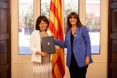 La presidenta del Parlament, Anna Erra, y su antecesora en el cargo, Laura Borràs, escenificando el traspaso en el despacho de audiencias del Parlament.