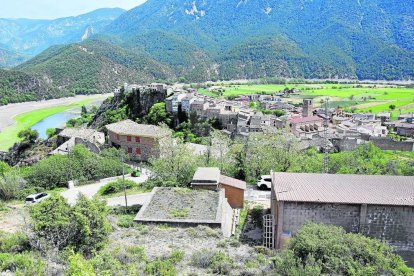 Vista de Coll de Nargó, amb el dipòsit d'aigua de boca municipal en primer terme.