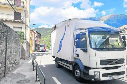 Dos camions circulant per la travessia de la carretera N-230 a Vilaller.