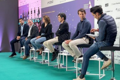 Los participantes en la mesa redonda sobre inteligencia artificial.