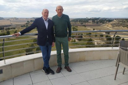 Josep Maria Solanes i José Ramón Gabàs, ahir a les instal·lacions del Raimat Golf Club.