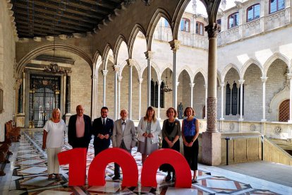 Foto de familia de Josep Vallverdú con el president Aragonès y autoridades ayer en el Palau de la Generalitat.