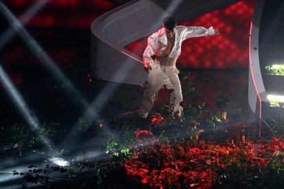 El cantant va destrossar dimarts el decorat durant l’actuació a Sanremo, per un problema de so.