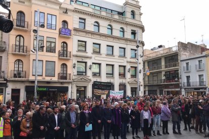 Desenes de persones es van concentrar ahir a Badalona per mostrar la seua repulsa a la violació grupal.