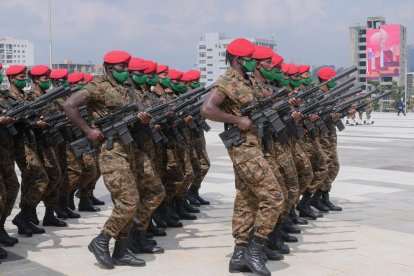 Soldats etíops participen en una desfilada militar.