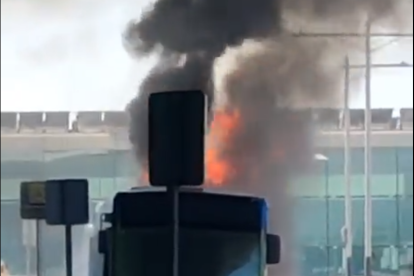 L’autobús es va incendiar a la Terminal 1 de l’aeroport.