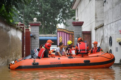 Rescat en un habitatge inundat a Zhuozhou.