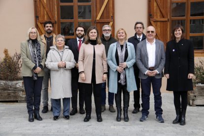 La Mesa del Parlament con la síndica de Aran, Maria Vergés, delante de la sede administrativa del Conselh Generau d'Aran.