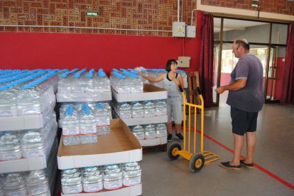 Repartiment d’aigua embotellada el juny de l’any passat.