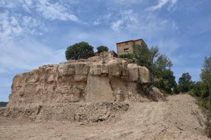 Las demoliciones de edificios en ruinas dejaron fuertes desniveles en La Clua que obigaron a vallarla.