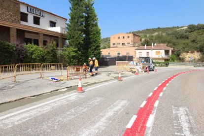 Operaris treballant dijous per habilitar la nova parada d’autobusos de les Avellanes.