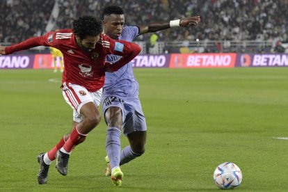 Vinicius disputa una pilota amb un jugador de l’Al-Ahly egipci.