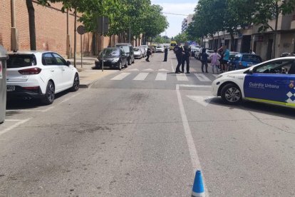 El accidente se produjo a las 12.30 horas en este paso de cebra elevado de la calle Camí de Picos. 