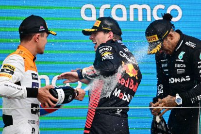 Max Verstappen, ayer en el podio secundado por los británicos Lando Norris y Lewis Hamilton.