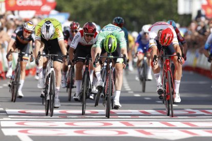 Moment de l’esprint a Breda, en el qual va tornar a imposar-se l’irlandès Sam Bennet.