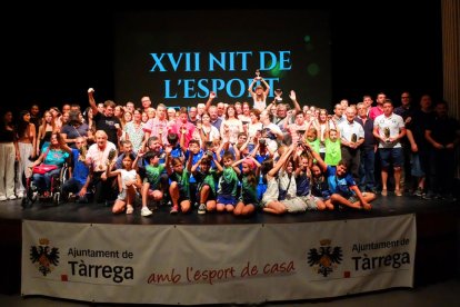 Foto de familia con todos los premiados durante la Nit de l’Esport de Tàrrega.