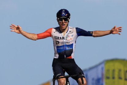 El canadiense Michael Woods, ayer en el momento de entrar ganador en el Puy de Dôme.