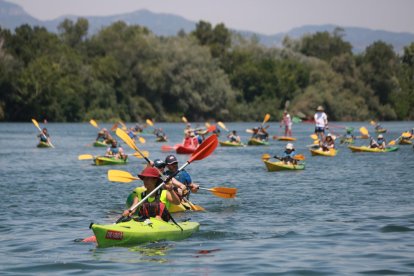 Un centenar de piragüistas reivindican en Tortosa más caudal en el Ebro