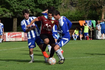 Un jugador de la Seu d’Urgell mira de superar dos rivals en una jugada del partit.