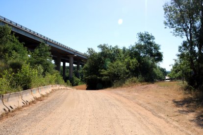 Puente desde el que saltaron ayer los dos presuntos ladrones en la AP-7 en Sant Julià de Ramis. 