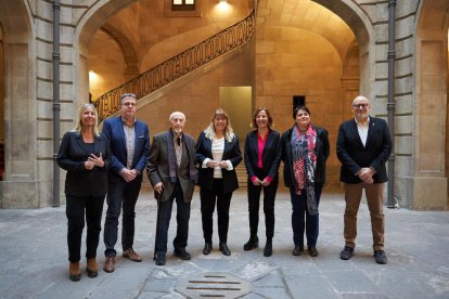 Foto de grupo de los participantes en la presentación del Any Vallverdú, en la sede del departamento de Cultura de Barcelona. 