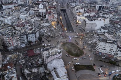 Els equips de rescat treballen a contrarellotge per intentar trobar supervivents sota la runa dels edificis que es van ensorrar pels terratrèmols.