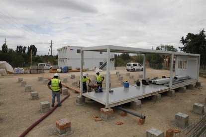 Estos módulos servirán de zona logística a los obreros que construirán el edificio de consultas externas. 