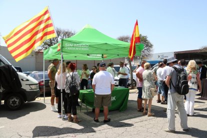 Vox -  El secretario general de Vox, Ignacio Garriga, visitó el mercado de Torrefarrera y dijo que a su partido le importa un rábano los conocimientos de catalán para trabajar en empresas públicas. 