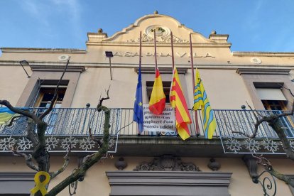 Les banderes de l'ajuntament de Guissona, a mig pal