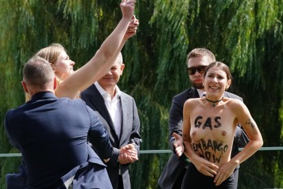 Las activistas que protestaron con el torso desnudo ante Scholz.