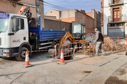 Obras de restitución de tuberías para evitar fugas en la red.