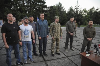 Los comandantes del batallón “Azov”, tras su regreso de Turquía, junto al presidente ucraniano.