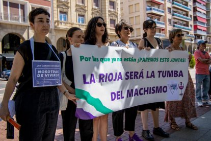 Un momento de una de las concentraciones celebradas ayer en Logroño por la mujer asesinada.