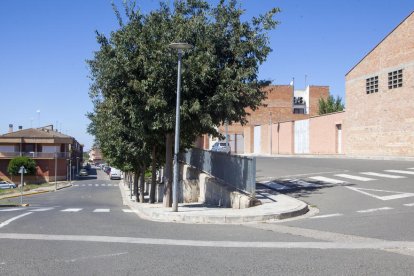 Imagen de las vías separadas por el talud que se consolidará. 