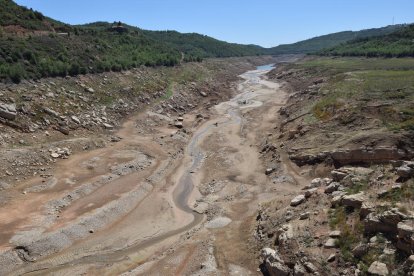 La cola del pantano de Rialb desde el puente en el río Rialb el pasado mes de agosto.