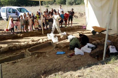 Escolares de Àger visitando el yacimiento de Santa Coloma. 