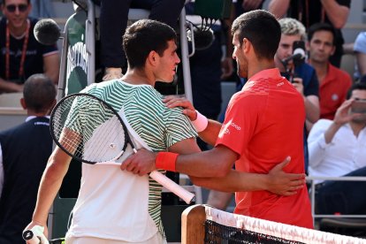 Alcaraz y Djokovic se saludan al final del partido.