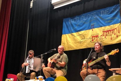 Momento de la actuación en la Acadèmia Mariana. 