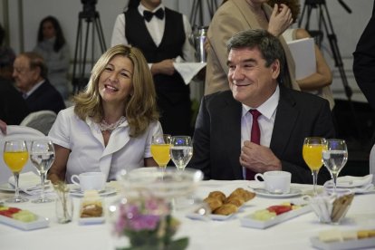 El ministro de Inclusión, Seguridad Social y Migraciones, José Luis Escrivá, y la vicepresidenta segunda del Gobierno y ministra de Trabajo y Economía Social, Yolanda Díaz, a su llegada al desayuno informativo de Nueva Economía Fórum.