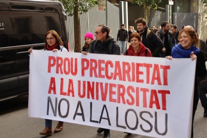 Treballadors i alumnes de la UdL, concentrats davant el Rectorat contra la nova Llei d'universitats que s'ha aprovat avui