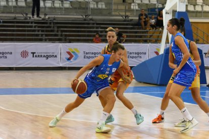 Júlia Soler controla la pilota davant de la mirada de Geo Bahí.