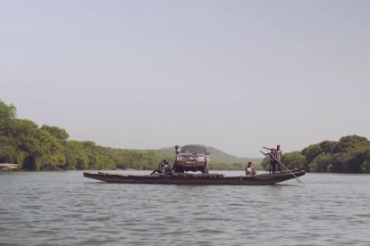 Los reporteros viajan a África para hablar con la familia de Diallo.