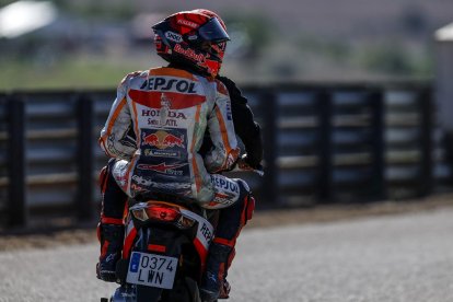 Marc Márquez és portat per un operari al box després de tenir la primera caiguda des que va tornar.