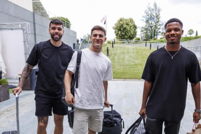 David Raya, junto a los azulgranas Gavi y Ansu Fati, ayer a su llegada a la Ciudad del Fútbol de Las Rozas.