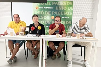 Néstor Serra, responsable d'Integració d'Unió de Pagesos, Rossend Saltiveri, responsable del sector Porcí, Jordi Armengol, responsable sindical de Sectors Ramaders i Josep M. Cortasa, membre de la Sectorial del Porcí d'Unió de Pagesos