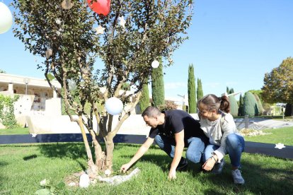 L’ofrena floral a l’Espai Empremtes, ahir a Lleida.