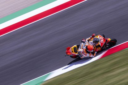 Marc Márquez cayó a 10 minutos de finalizar la segunda sesión pero pudo acabar en la octava plaza.