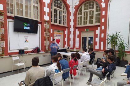 Taller de salud ocular impartido ayer en  la Escola del Treball.