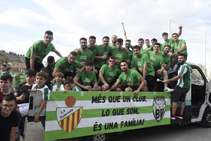 La plantilla del Alguaire, antes de arrancar la rúa de celebración de ascenso a Primera Catalana, que culminó en el ayuntamiento.